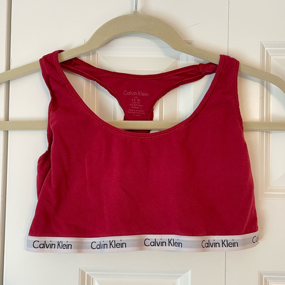 CALVIN KLEIN RED BRA WITH WHITE LINING. SIZE LARGE
